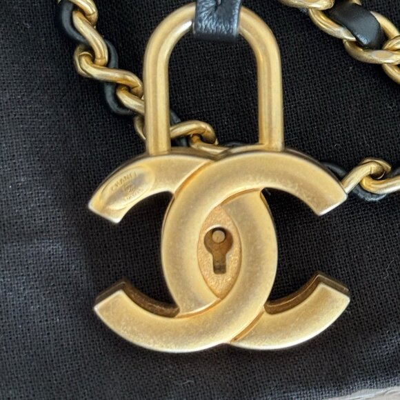 Chanel Small CC Filigree Vanity Case Black and Beige Caviar Antique Gold Hardwar - Picture 6 of 15